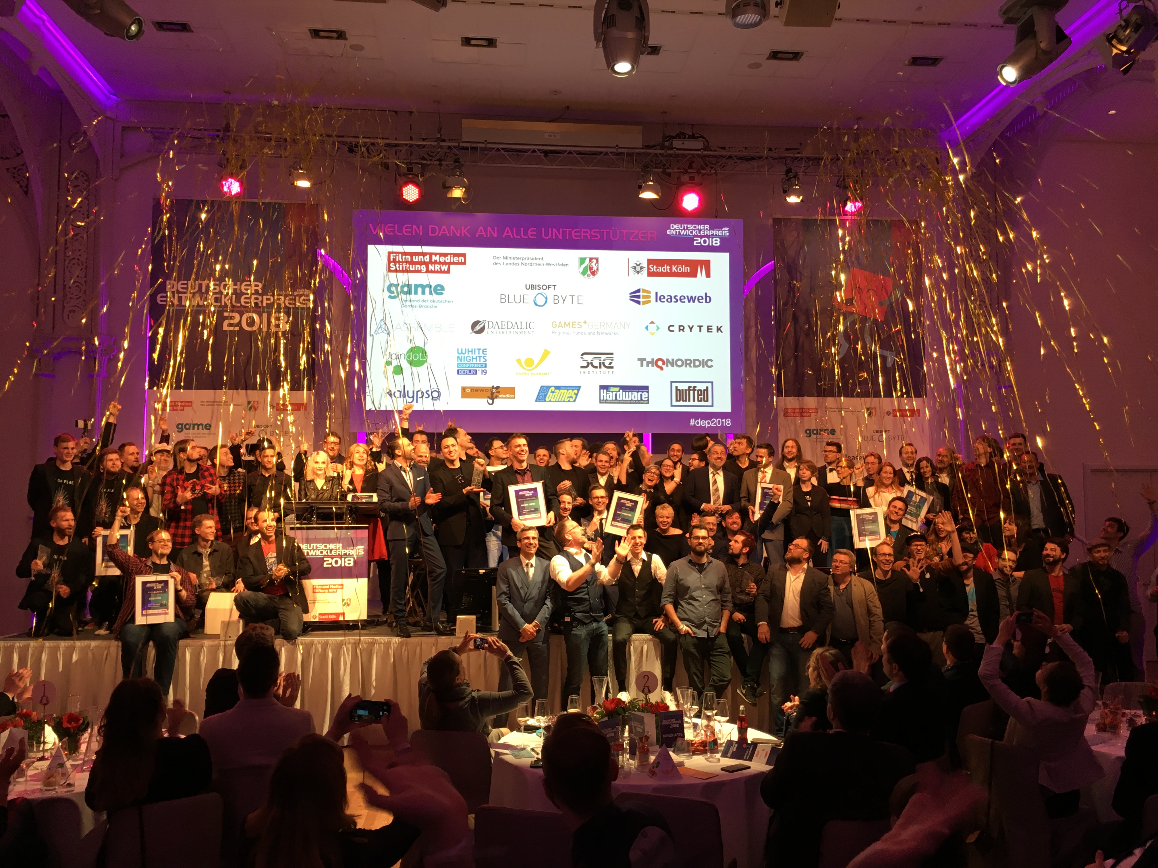 Der game gratuliert Paintbucket Games als „Bestes Studio“ und allen Gewinnern des Deutschen Entwicklerpreises
